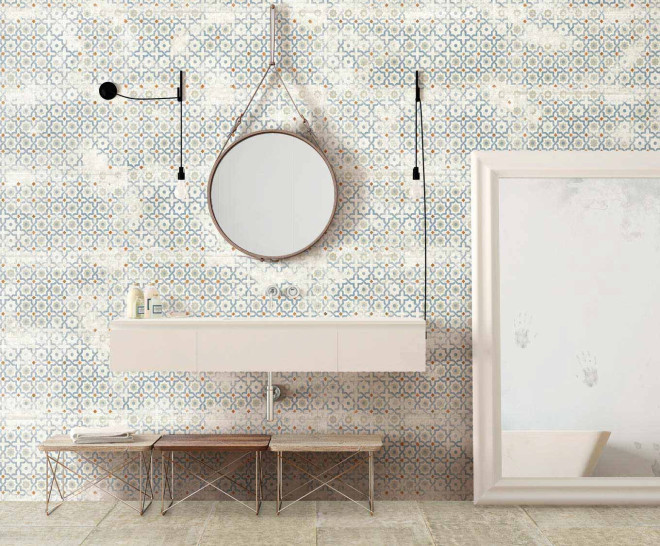 Detalle de un acabado de porcelánico sofisticado con vetas doradas.